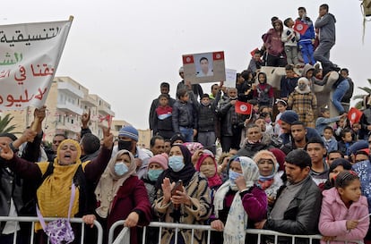 Un grupo de manifestantes conmemora el décimo aniversario de la muerte de Mohamed Bouazizi, este jueves en torno a su escultura en su localidad natal de Sidi Bouzid.