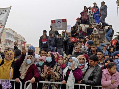 Un grupo de manifestantes conmemora el décimo aniversario de la muerte de Mohamed Bouazizi, este jueves en torno a su escultura en su localidad natal de Sidi Bouzid.