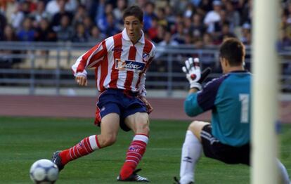 Fernando Torres, del Atlético (i), encara al portero del Osasuna, en la finalde la Copa de Campeones de juveniles, el 10 de mayo de 2001.
