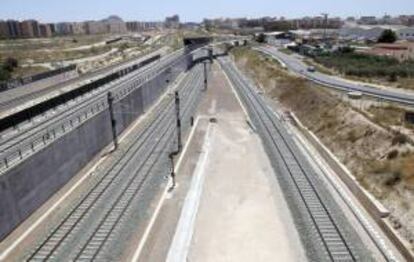 El Príncipe de Asturias inaugura este lunes el nuevo servicio del AVE Madrid-Alicante, una infraestructura que tendrá un impacto económico de unos 70 millones de euros al año en el PIB de la provincia alicantina, generará 735 empleos y permitirá impulsar el turismo residencial, de negocio y deportivo. En la imagen, trazado del AVE de la línea Madrid-Alicante a su llegada a la capital alicantina.