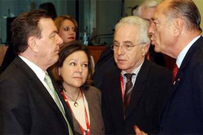 El canciller Gerhard Schröder (izquierda) conversa con el presidente Jacques Chirac en un descanso de la cumbre.
AP