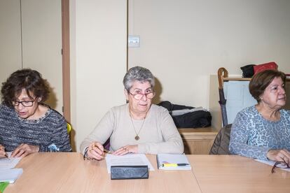 Alumnas del centro en las clases de lectura.