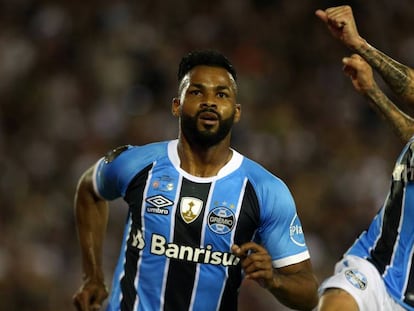 Fernandinho y Luan, autores de los goles que dieron la Libertadores al Grêmio