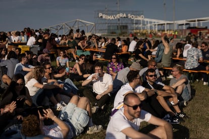 En la imagen, decenas de personas siguen los conciertos del Primavera sentados en la hierba. [ALBERT GARCIA] 

