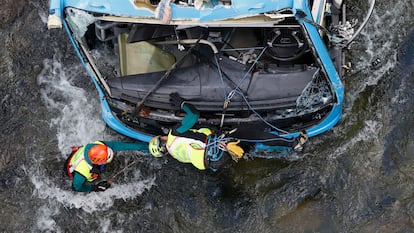Agentes de la Guardia Civil inspeccionaban el lunes el autobús siniestrado para estudiar cómo izarlo desde el lecho del río Lérez.