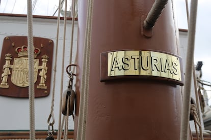 Detalle de una placa en la que se lee 'Asturias', en un mástil del buque Elcano.