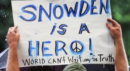 Un seguidor de Snowden muestra un cartel de apoyo, en una plaza de Manhattan.