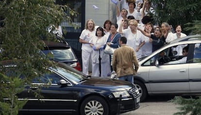 Trabajadores del Hospital Carlos III de Madrid lanzan guantes de látex a Mariano Rajoy e Ignacio González.