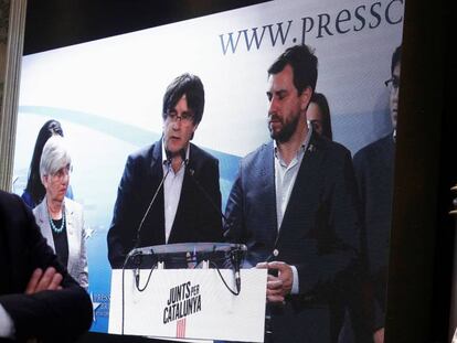 El presidente de la Generalitat, Quim Torra, escucha al expresident Carles Puigdemont durante la noche electoral. 