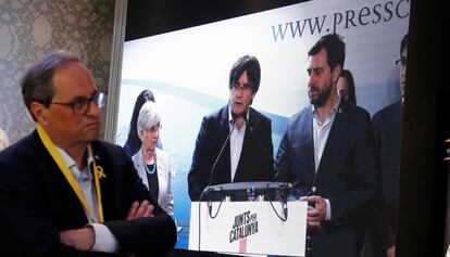 El presidente de la Generalitat, Quim Torra, escucha al expresident Carles Puigdemont durante la noche electoral. 