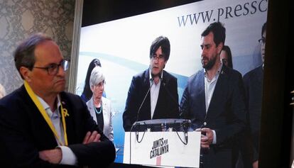 El presidente de la Generalitat, Quim Torra, escucha al expresident Carles Puigdemont durante la noche electoral.