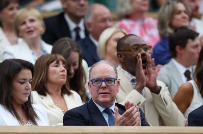 No solo la realeza británica es habitual en el campeonato de Wimbledon. Todos los años, monarcas y príncipes europeos ocupan las gradas del estadio. Este miércoles, se pudo ver al príncipe Alberto II de Mónaco en el palco real. 