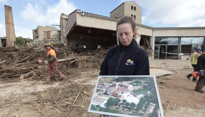 Xantal Puig, amb el seu negoci destruït per la crescuda del riu Francolí.