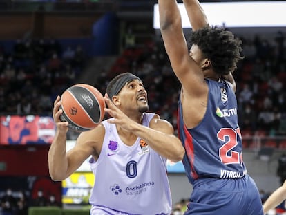 Brandon Davies, con el balón, defendido por Enoch en el partido Baskonia-Barcelona disputado el 30 de diciembre.