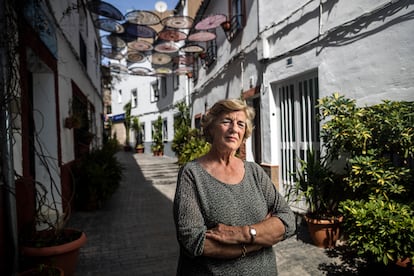 Paula de Arma, vecina de Valdecaballeros (Badajoz), y contraria al derribo de la presa, en una de las calles del pueblo.