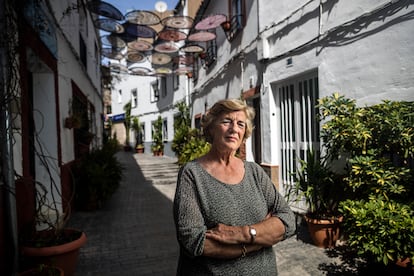 Paula de Arma, vecina de Valdecaballeros (Badajoz), y contraria al derribo de la presa, en una de las calles del pueblo. 