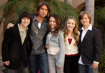 El reparto princial de la serie Hannah Montana en 2006, Mitchel Musso, Billy Ray Cyrus, Miley Cyrus, Emily Osment y Jason Earles. La serie de Disney empezó en 2006 y llegó hasta 2011.