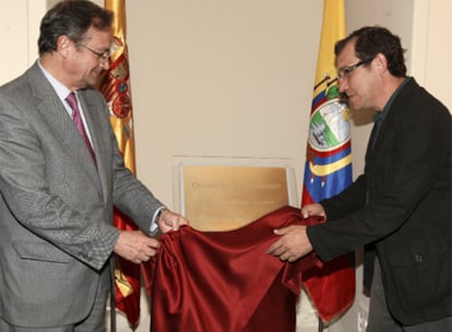 El ministro ecuatoriano de Cultura, Ramón Noriega (a la derecha), junto al secretario de Estado para Iberoamérica, Juan Pablo de Laiglesia, participa en la develación de la placa conmemorativa del pintor ecuatoriano Oswaldo Guayasamín en una galería de la Casa de América de Madrid, que llevará el nombre del desaparecido maestro de la plástica latinoamericana