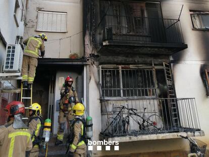 Incendio en un edificio de Salt (Girona), este domingo.