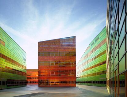 Según la hora del día y los rayos del sol, las fachadas del interior del complejo La Défense, inaugurado en 2004, cambian de color animando sus patios.