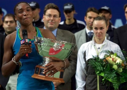  Venus Williams, de Estados Unidos (i), sostiene el trofeo que la acredita como ganadora de la competición, tras vencer en la final a Martina Hingis (d) el 17 de octubre de 1999 en el Torneo de Zúrich (Suiza).
 