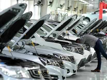 Un operario revisa los automóviles en una fábrica de Minsk, Bielorrusia.