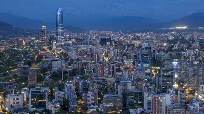 Las luces de Santiago encendidas al caer la noche, en octubre de 2023.
