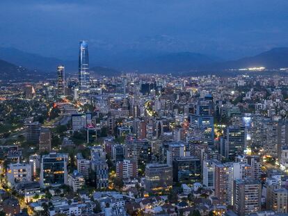 Santiago de Chile durante la noche. Alza en las cuentas de la electricidad