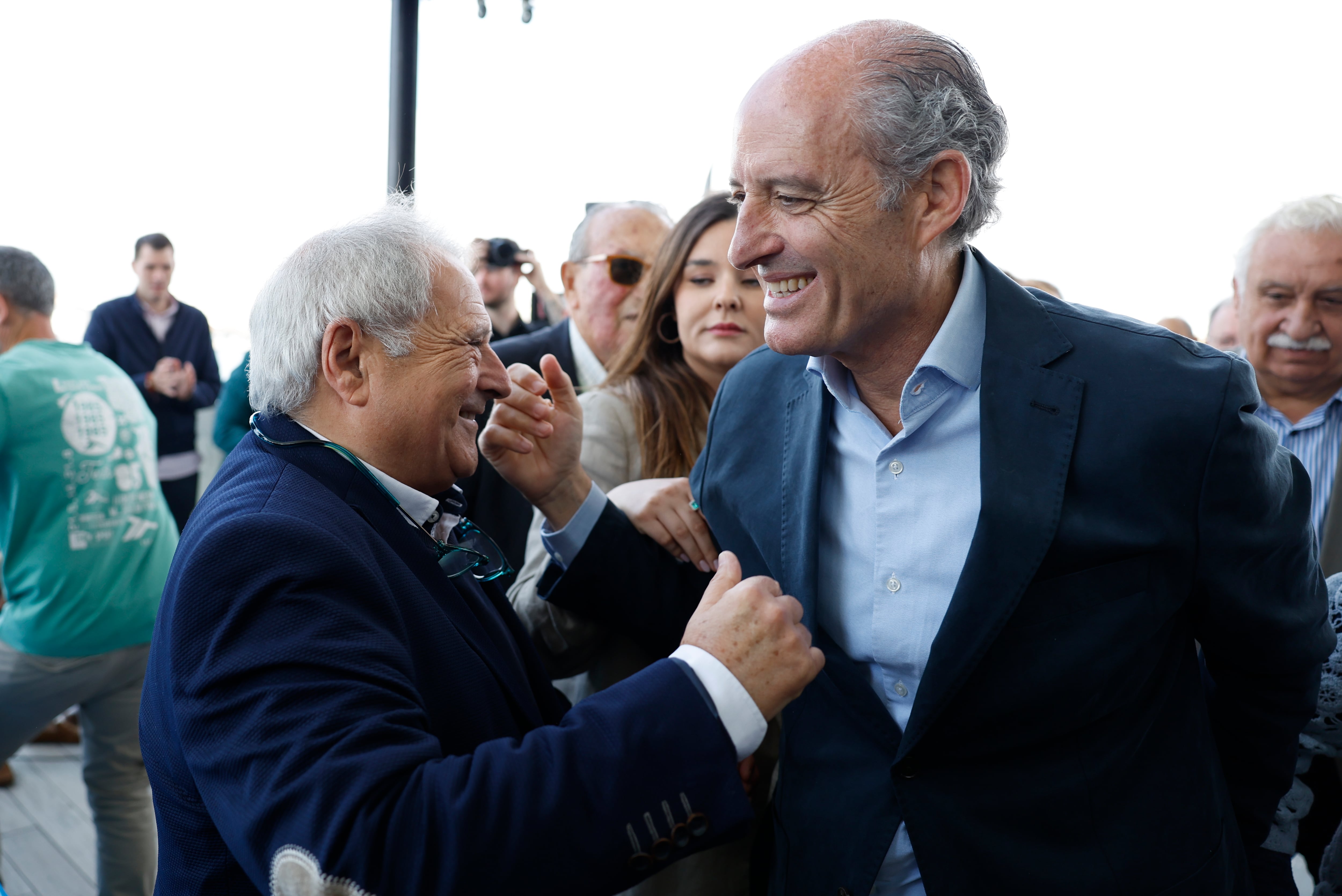 Camps pide ante centenares de militantes un PP con “más fuerza” sin mencionar a Mazón