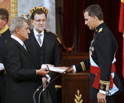 Felipe VI jura la Constitución ante el presidente del Congreso, Jesús Posada, y el presidente del Gobierno, Mariano Rajoy, el 19 de junio de 2014.