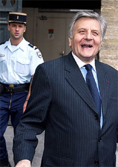 Trichet sale sonriente del tribunal de París que ayer le absolvió.