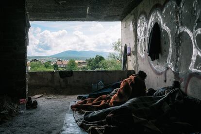 Los emigrantes se han instalado en edificios viejos en Bihać sin agua ni electricidad. Ha habido muchos casos de niños que han caído de alturas de hasta 10 metros. Las condiciones son malas, y a medida que se acerca el invierno, la preocupación de emigrantes y trabajadores sociales aumenta. 