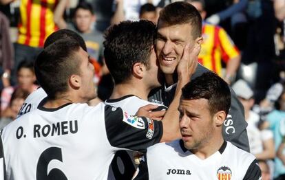 Guaita, felicitado por sus compañeros tras parar el penalti.