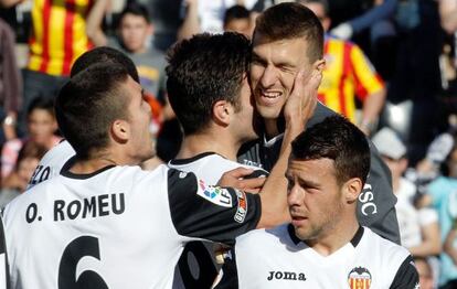 Guaita, felicitado por sus compañeros tras parar el penalti.