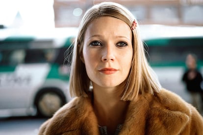 Gwyneth Paltrow en Los Tenenbaums.
Que las horquillas son una de las tendencias capilares del momento es un hecho. Inspírate en el personaje de  Margot Tenenbaum y lúcelas con una melenita lisa y con raya al lado. Éxito asegurado.