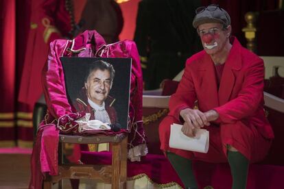 El payaso Francis Raluy junto a la foto de su hermano fallecido Carlos Raluy, ayer bajo la carpa.