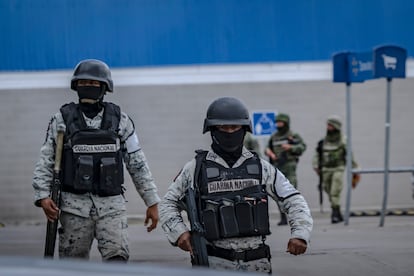 Elementos de la Guardia Nacional y del Ejército mexicano en un centro comercial de San Cristóbal de las Casas, Estado de Chiapas, el 16 de junio de 2022.