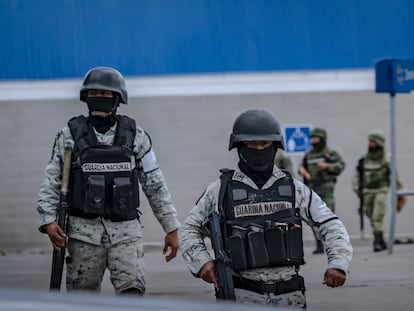Elementos de la Guardia Nacional y del Ejército mexicano en un centro comercial de San Cristóbal de las Casas, Estado de Chiapas, el 16 de junio de 2022.