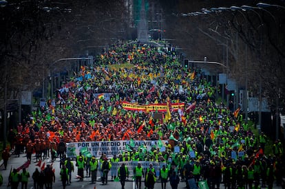 Miles de personas durante la protesta agrícola convocada este lunes en la ciudad de Madrid.