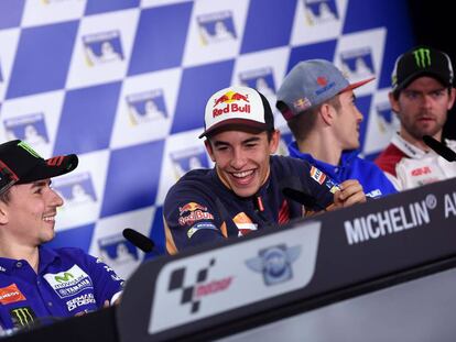 Márquez fa broma amb Lorenzo en la conferència de premsa oficial del GP d'Austràlia, amb Viñales i Crutchlow al fons.