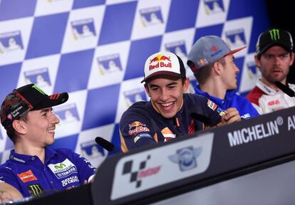 Márquez fa broma amb Lorenzo en la conferència de premsa oficial del GP d'Austràlia, amb Viñales i Crutchlow al fons.