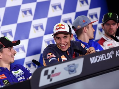 M&aacute;rquez bromea con Lorenzo en la conferencia de prensa oficial del GP de Australia, con Vi&ntilde;ales y Crutchlow al fondo.