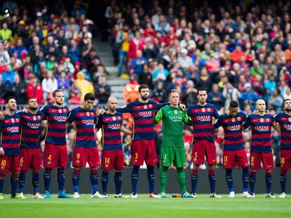 El Barcelona, durante el minuto de silencio guardado el pasado s&aacute;bado en memoria de Manel Vich