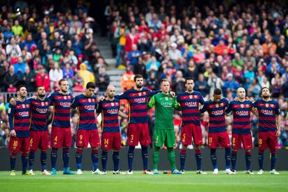 Els jugadors del Barça, en el minut de silenci en memòria de Manel Vic.