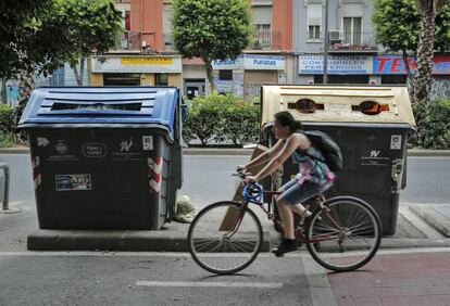 Lugar donde ha aparecido una maleta con restos de un hombre, en la avenida Peris y Valero de Valencia.