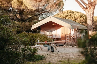 Cuatro tiendas de aire colonial aunque con todos los lujos del siglo XXI nos esperan en 'Jabalina Country Tents', en Puerto Real (Cádiz).