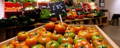 Varias verduras y hortalizas en un mercado.