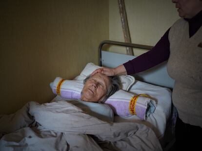 Yana Nikolaevna, de 80 años, se ha quedado sola en su piso del barrio de Shuliavka de Kiev. La atiende Katia, una vecina de 50 años