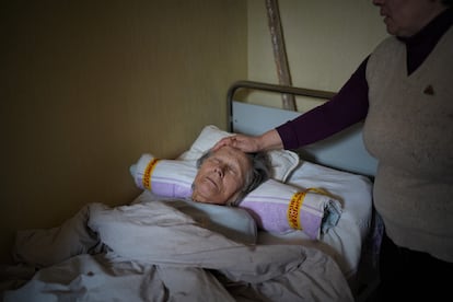Yana Nikolaevna, de 80 años, se ha quedado sola en su piso del barrio de Shuliavka de Kiev. La atiende Katia, una vecina de 50 años