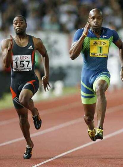 Asafa Powell, a la derecha, bate a Tyson Gay en Zúrich en 2006.